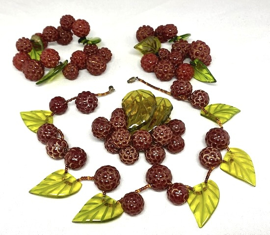 BB109 bakelite carved raspberry necklace, brooch & bracelets
